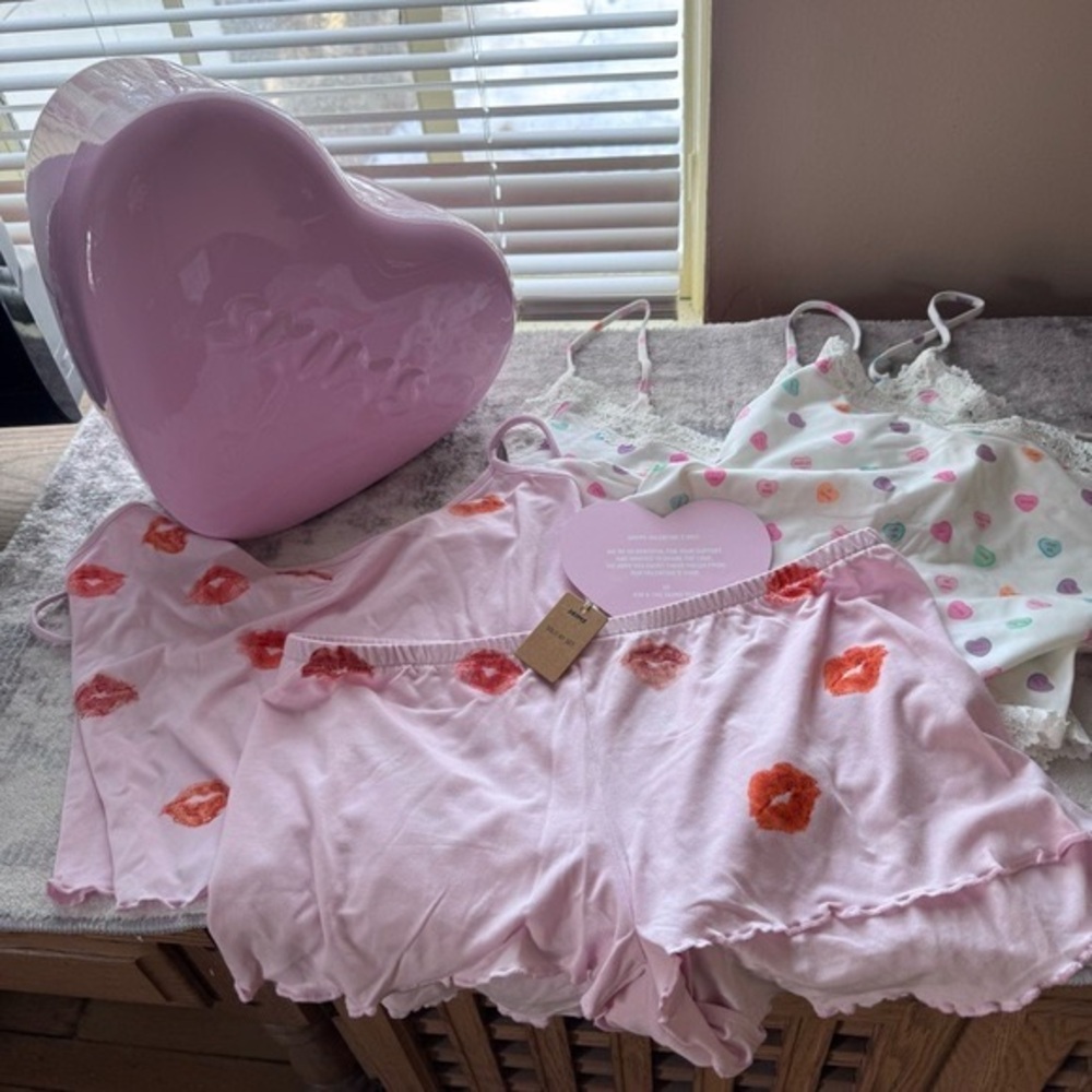 NEW NWT SKIMS VALENTINES DAY GIFT SET